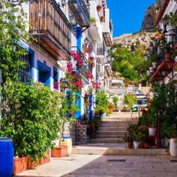 Descubre el encanto del Otoño en Alicante: paseos por el casco antiguo, cultura, museos y rincones únicos para explorar.