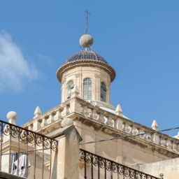 La Ruta del Vino Alicante desde Luces de Catedral es una experiencia única para quienes desean explorar la riqueza vinícola de la región. Nuestro hotel, ubicado estratégicamente en el centro histórico de Alicante, te ofrece la posibilidad de disfrutar de una estancia cómoda mientras te adentras en un recorrido lleno de sabor, historia y paisajes espectaculares.