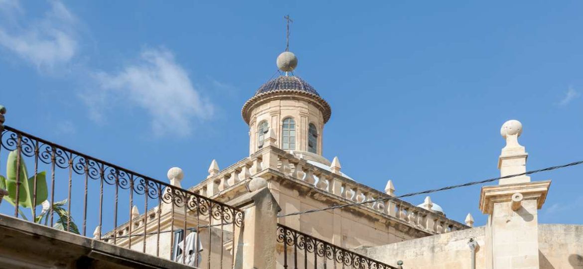 La Ruta del Vino Alicante desde Luces de Catedral es una experiencia única para quienes desean explorar la riqueza vinícola de la región. Nuestro hotel, ubicado estratégicamente en el centro histórico de Alicante, te ofrece la posibilidad de disfrutar de una estancia cómoda mientras te adentras en un recorrido lleno de sabor, historia y paisajes espectaculares.