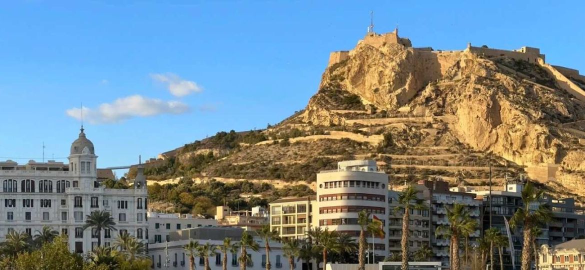 "Disfrutar de la primavera en Alicante desde Luces de Catedral es la opción ideal para quienes buscan sol, cultura y gastronomía. Con una ubicación privilegiada en el centro histórico, nuestro hotel te permite explorar playas, monumentos y eventos especiales de la temporada con la máxima comodidad