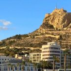 "Disfrutar de la primavera en Alicante desde Luces de Catedral es la opción ideal para quienes buscan sol, cultura y gastronomía. Con una ubicación privilegiada en el centro histórico, nuestro hotel te permite explorar playas, monumentos y eventos especiales de la temporada con la máxima comodidad