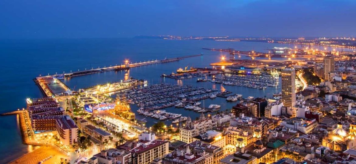 Descubre un refugio de paz en pleno centro de Alicante y vive una experiencia de retiro urbano relajante.